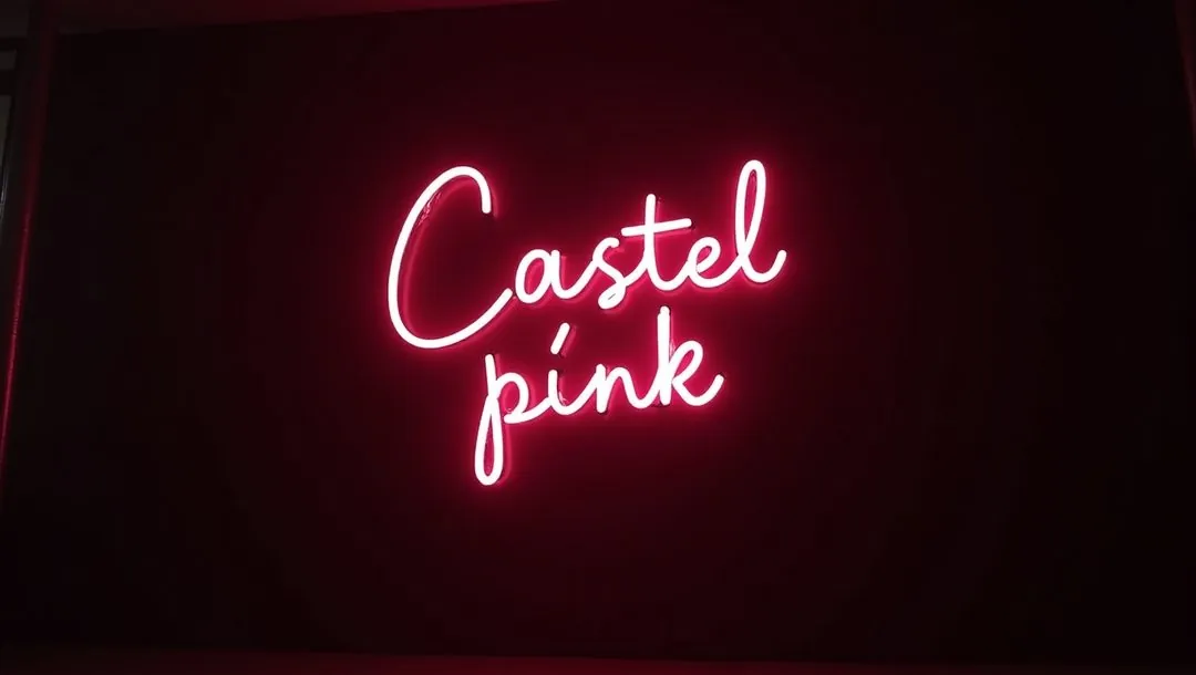 Néon rose Castel Pink sur fond sombre