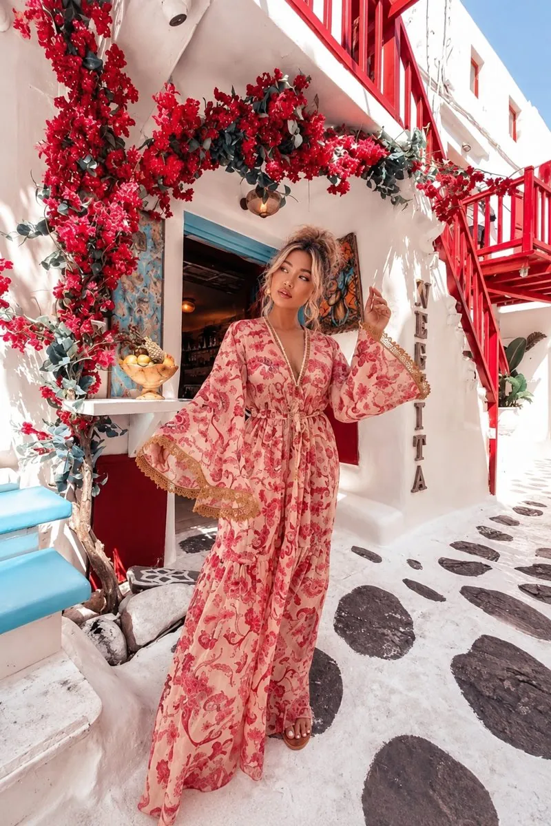 Jenny en robe fleurie dans une ruelle de Mykonos